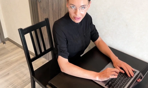 Русская училка показывает сиськи и занимается сексом