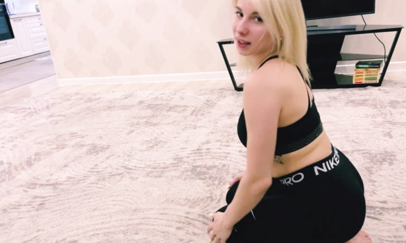 Фитоняшка соблазнила мужчину на секс